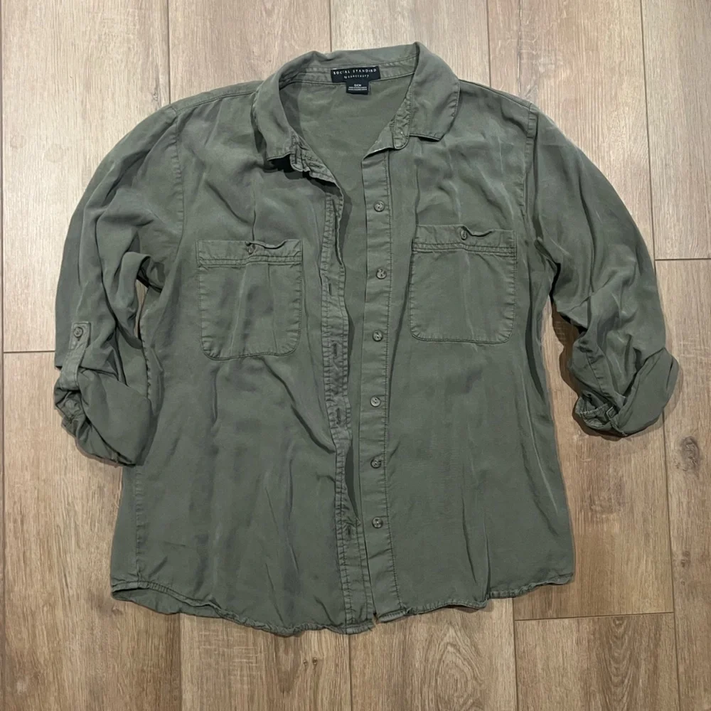 Social Standard by Sanctuary Hunter Olive Green Button Down Shirt Women’s Small - Picture 1 of 4